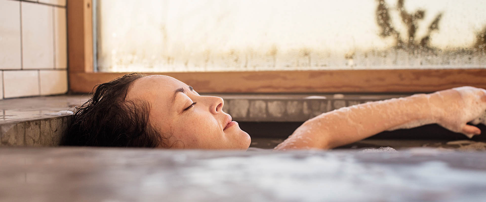 Frau entspannt in einer heißen Badewanne