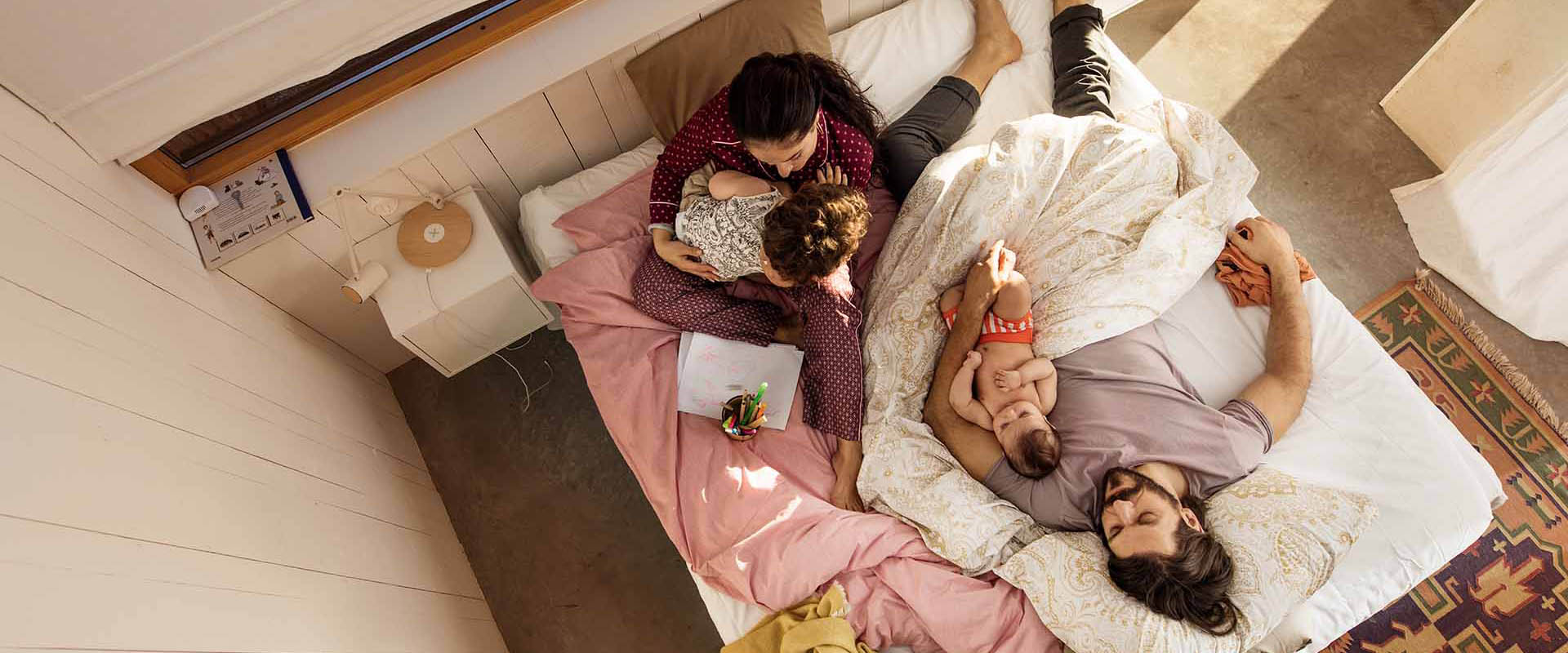 Familie genießt angenehmenes Raumklima im Schlafzimmer