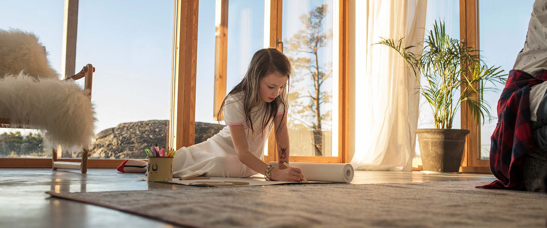 Mädchen spielt auf dem Fußboden