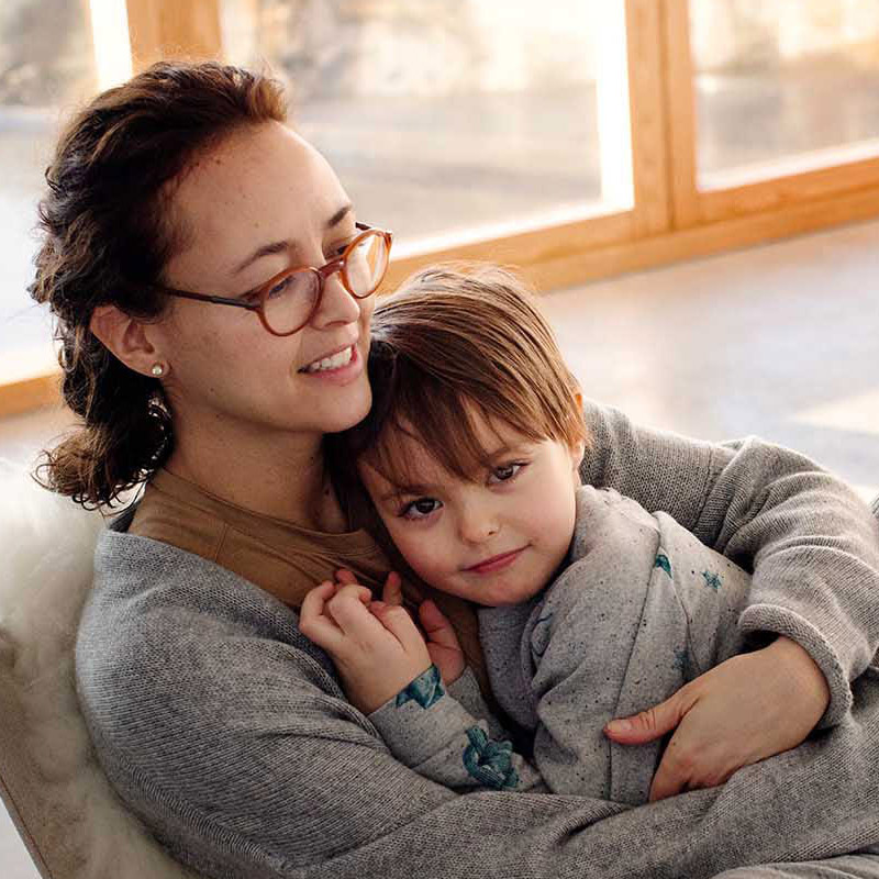Mutter und Sohn Arm in Arm