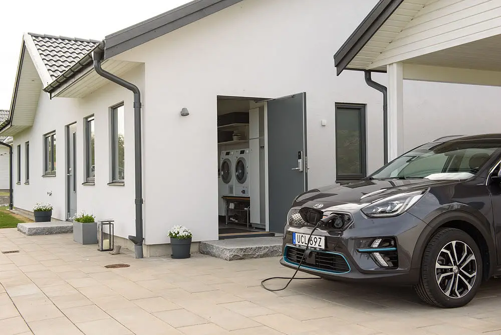 Att kunna tanka bilen gratis med hjälp av solceller är en fördel