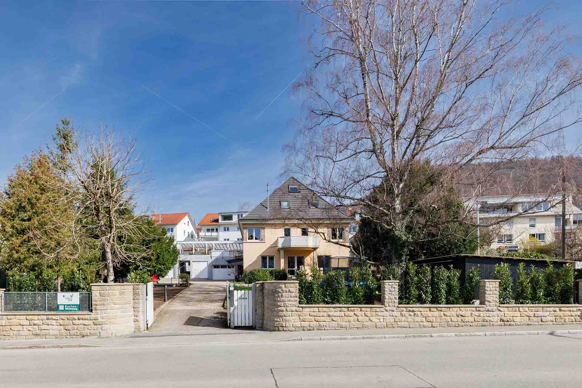 Straßenansicht der Villa