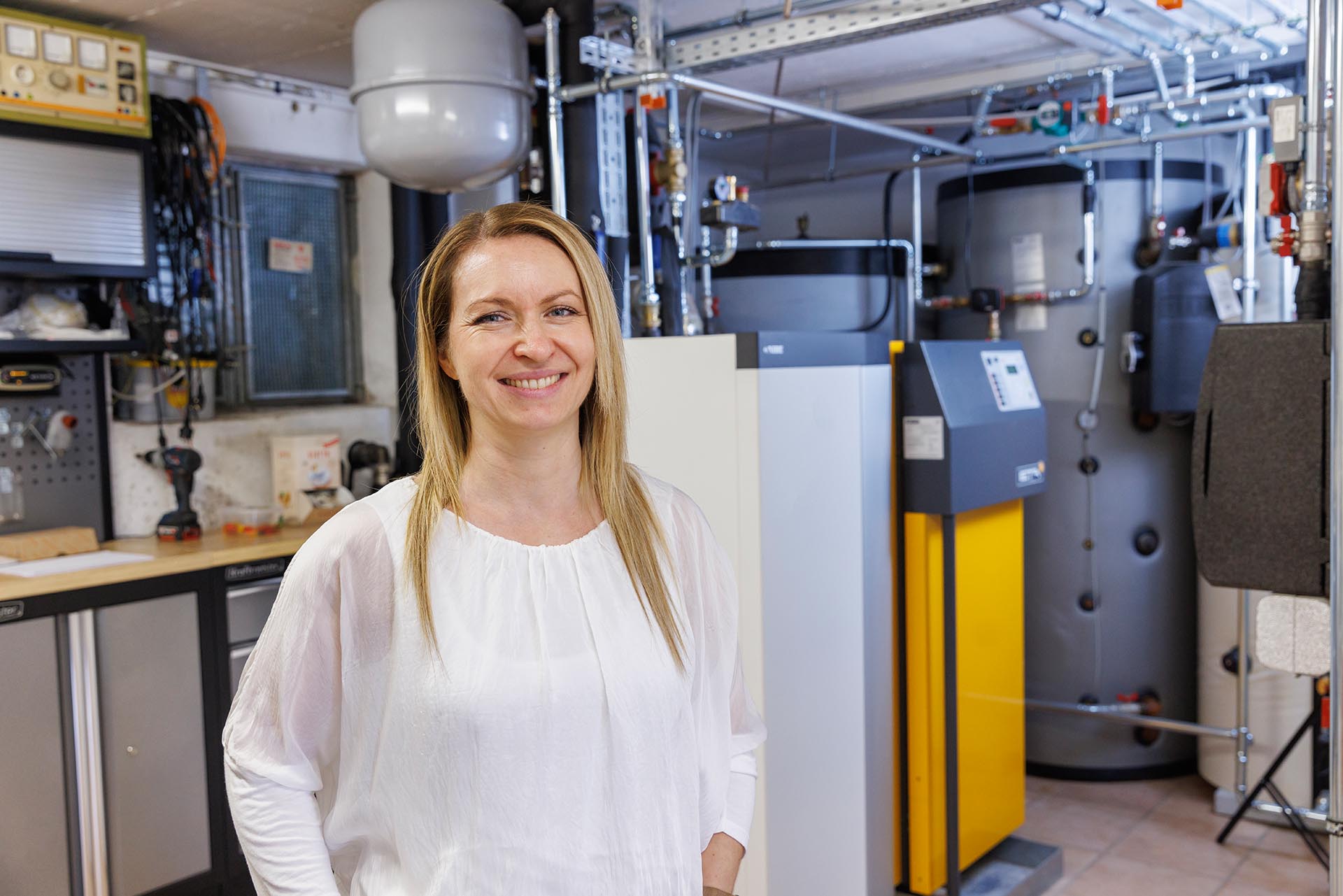 Frau Sippel im Heizungsraum