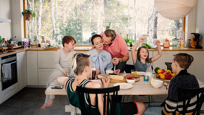 Familie rundt et frokostbord