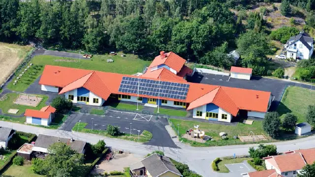 Så enkelt monteras solceller på taket