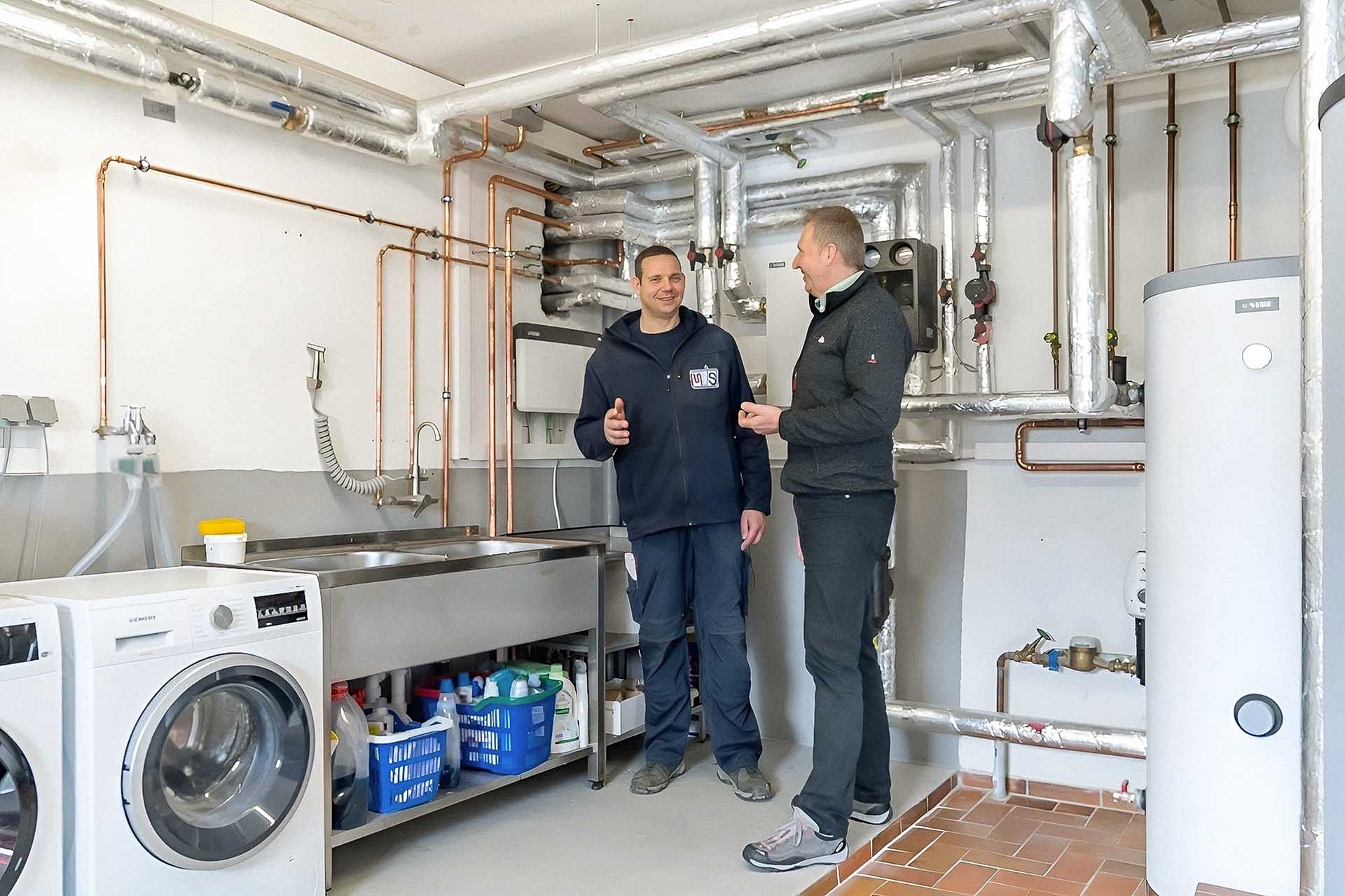 Hartmut Uebel und Matthias Jai im Technikraum