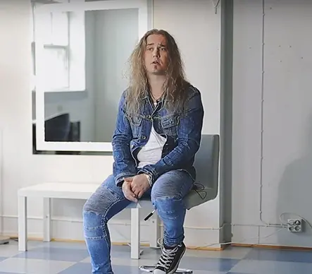 Laulaja-muusikko Jarkko Ahola vaihtoi öljyn ilma-vesilämpöpumppuun