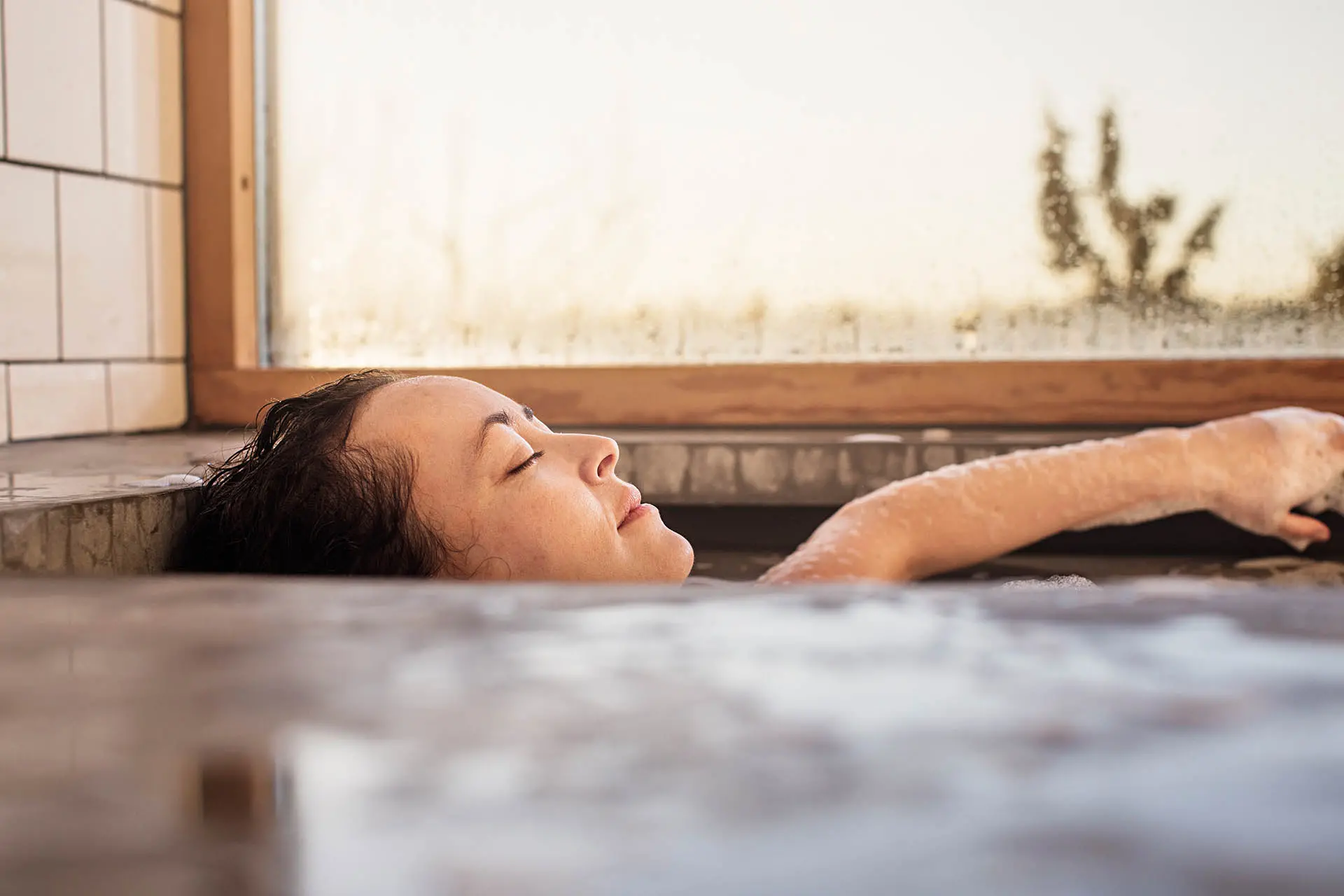 Frau entspannt in einer heißen Badewanne