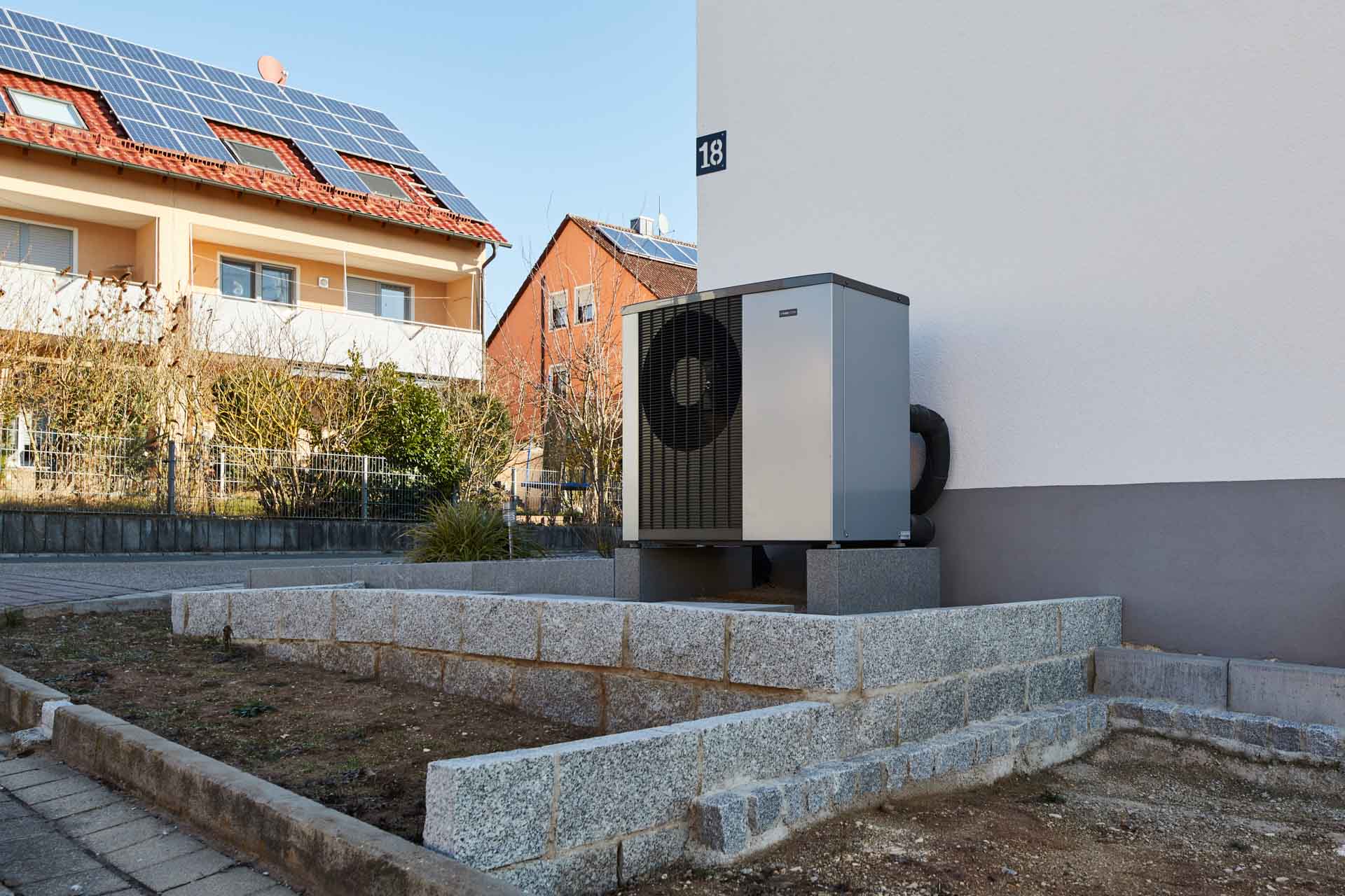 Wärmepumpe an der Hauswand eines Reihenhauses