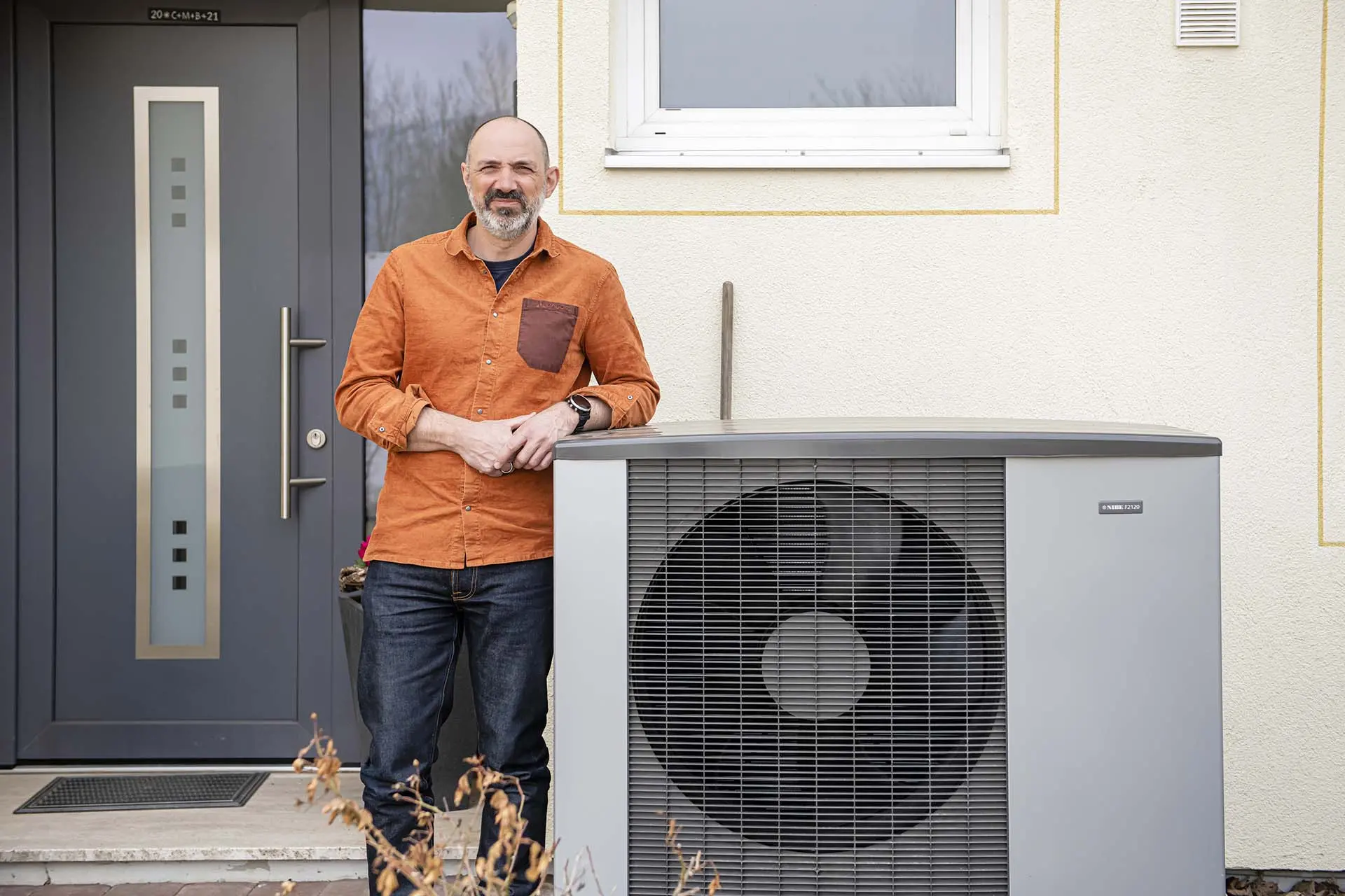 Thomas Jortzig an seiner NIBE Wärmepumpe