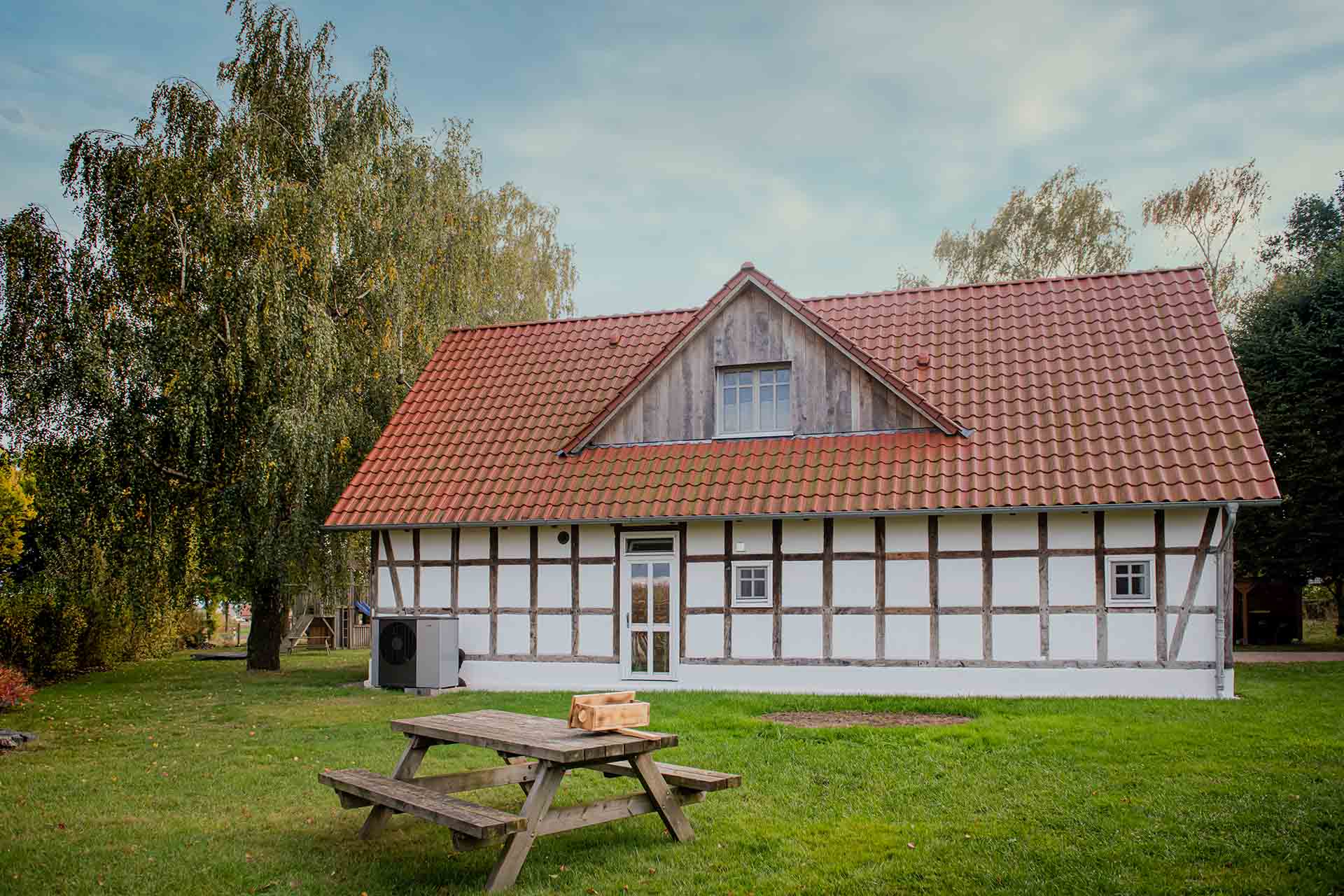 Altes Fachwerkhaus mit Wärmepumpe