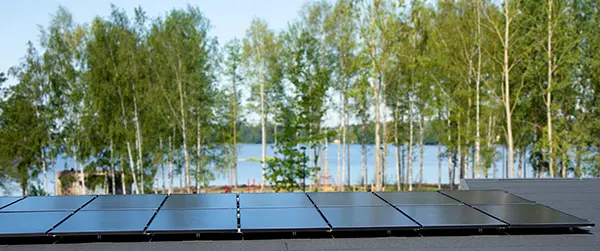 Aurinkopaneelit katolla