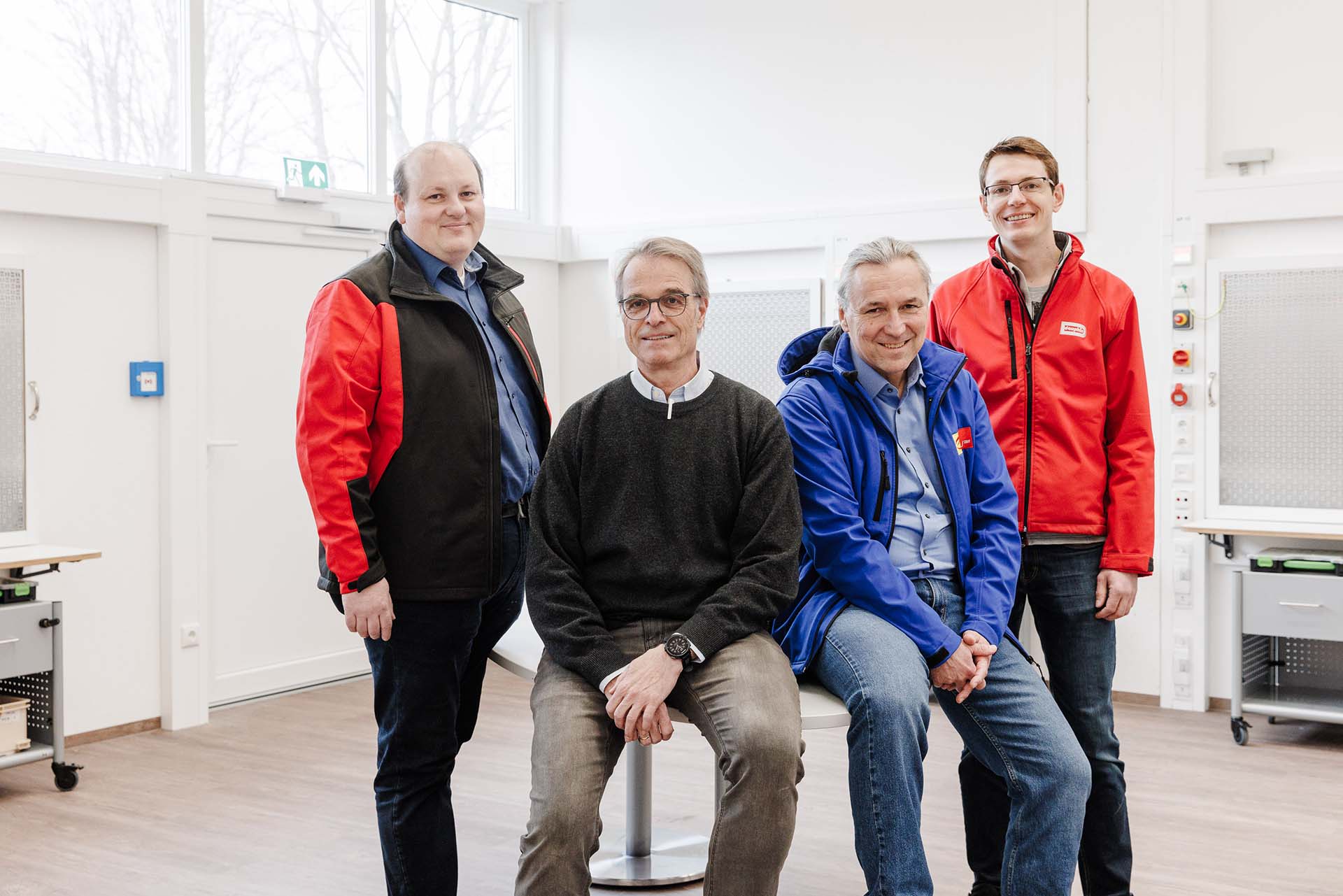 Obermeister Roland Paulus, Geschäftsführer der Innung Jürgen Müller und NIBE Effizienzpartner Reinhard und Matthias Kuhn
