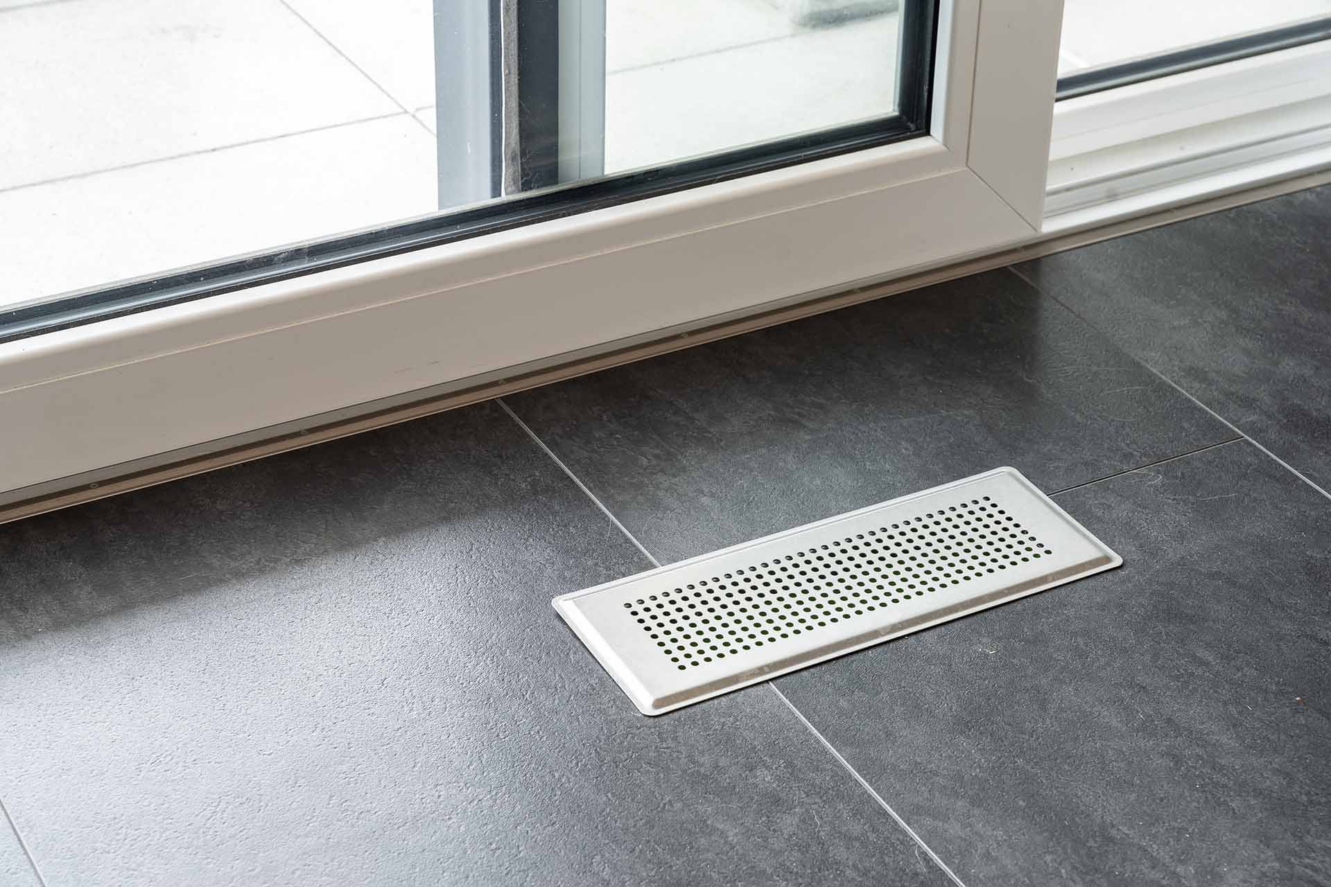 Fußbodenauslass für Zuluft im Wohnzimmer