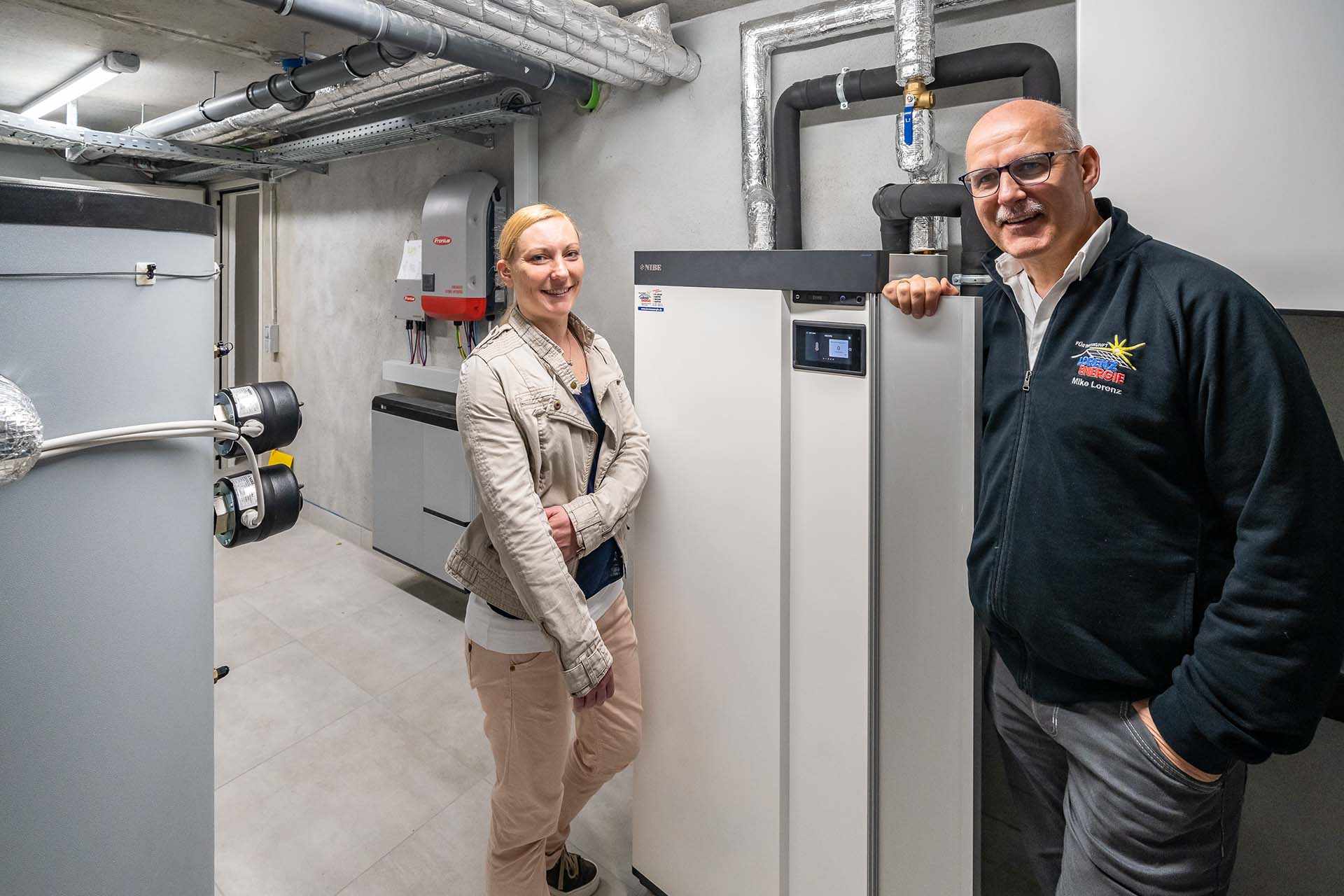 Eigentümerin und NIBE Effizienzpartner im Technikraum