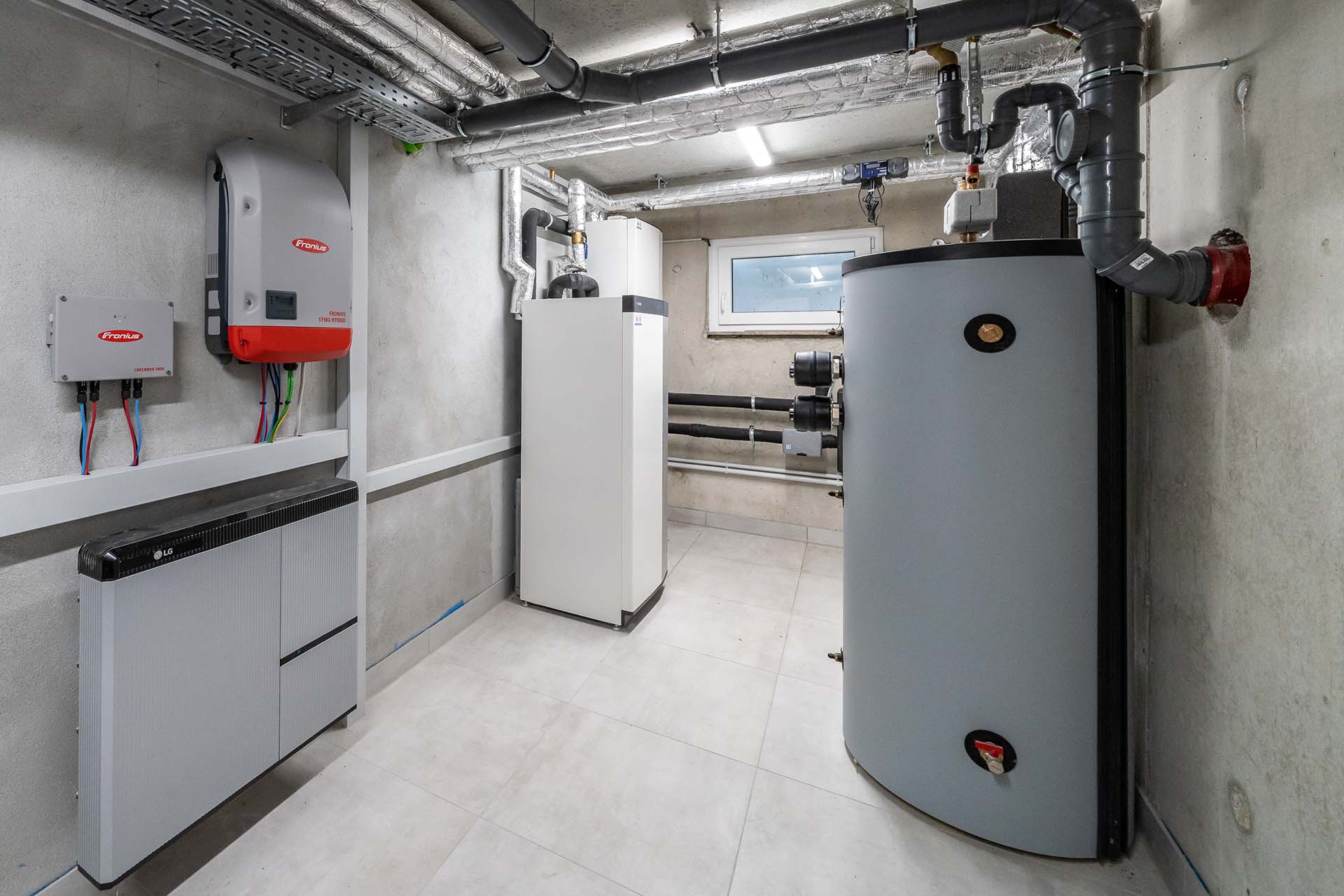 Technikraum mit Wechselrichter und Batterie