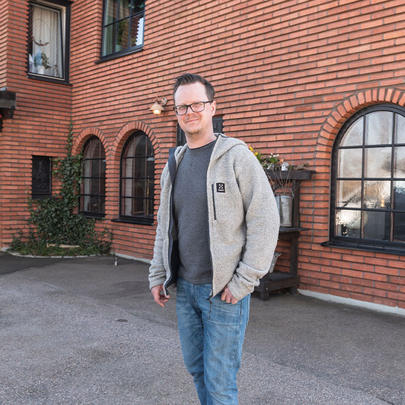 Henrik Andersson står framför sitt hus