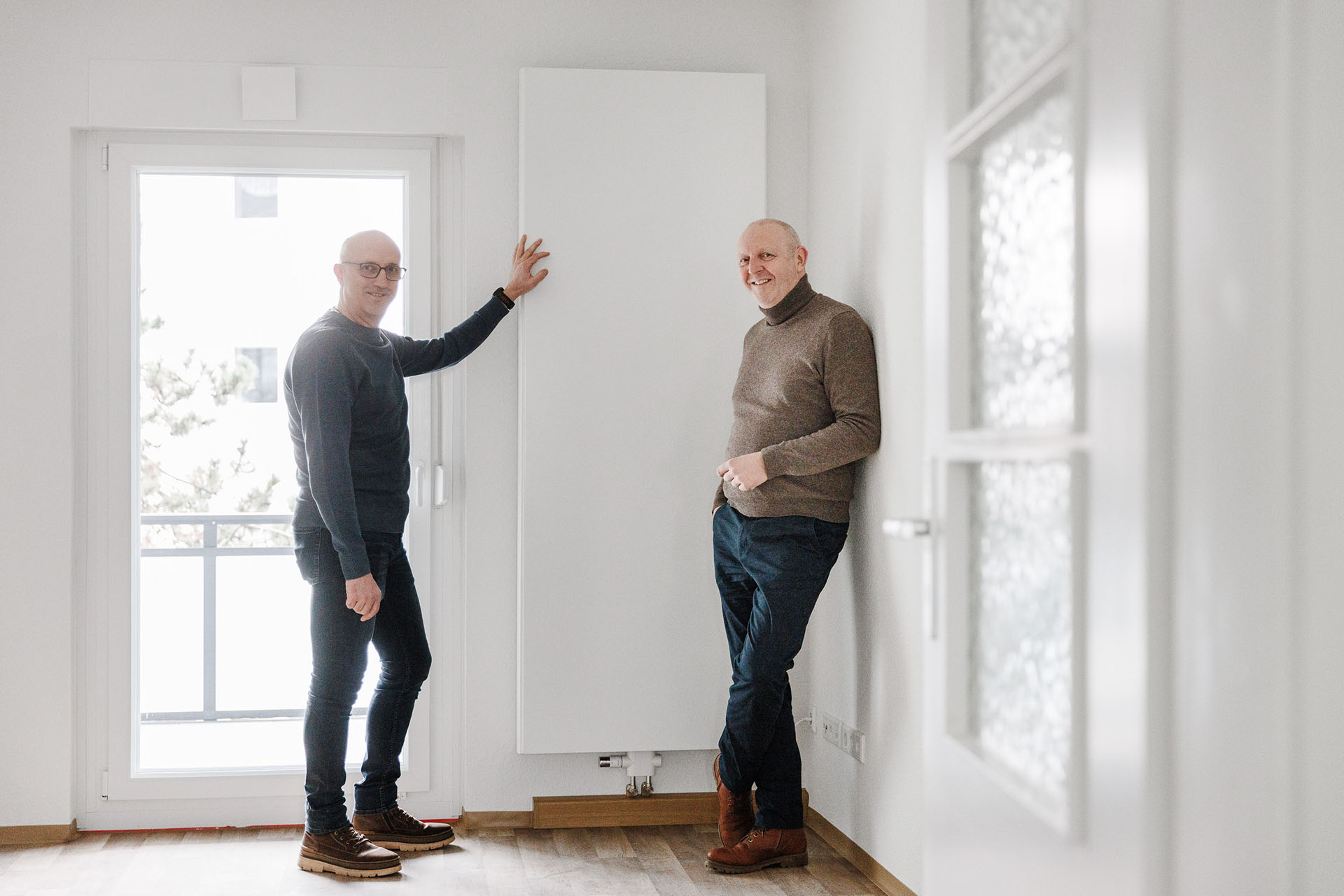 Frank Scholz und Harald Lauer in sanierter Wohnung