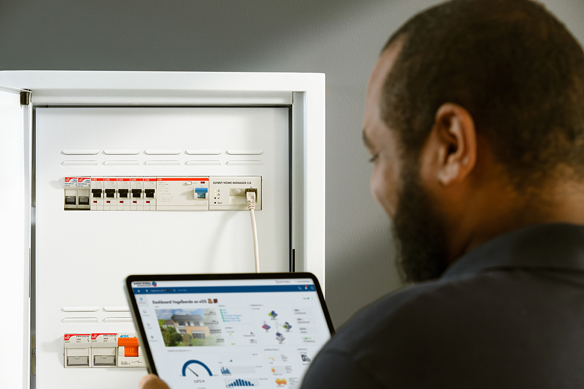 Installateur am Sicherungskasten