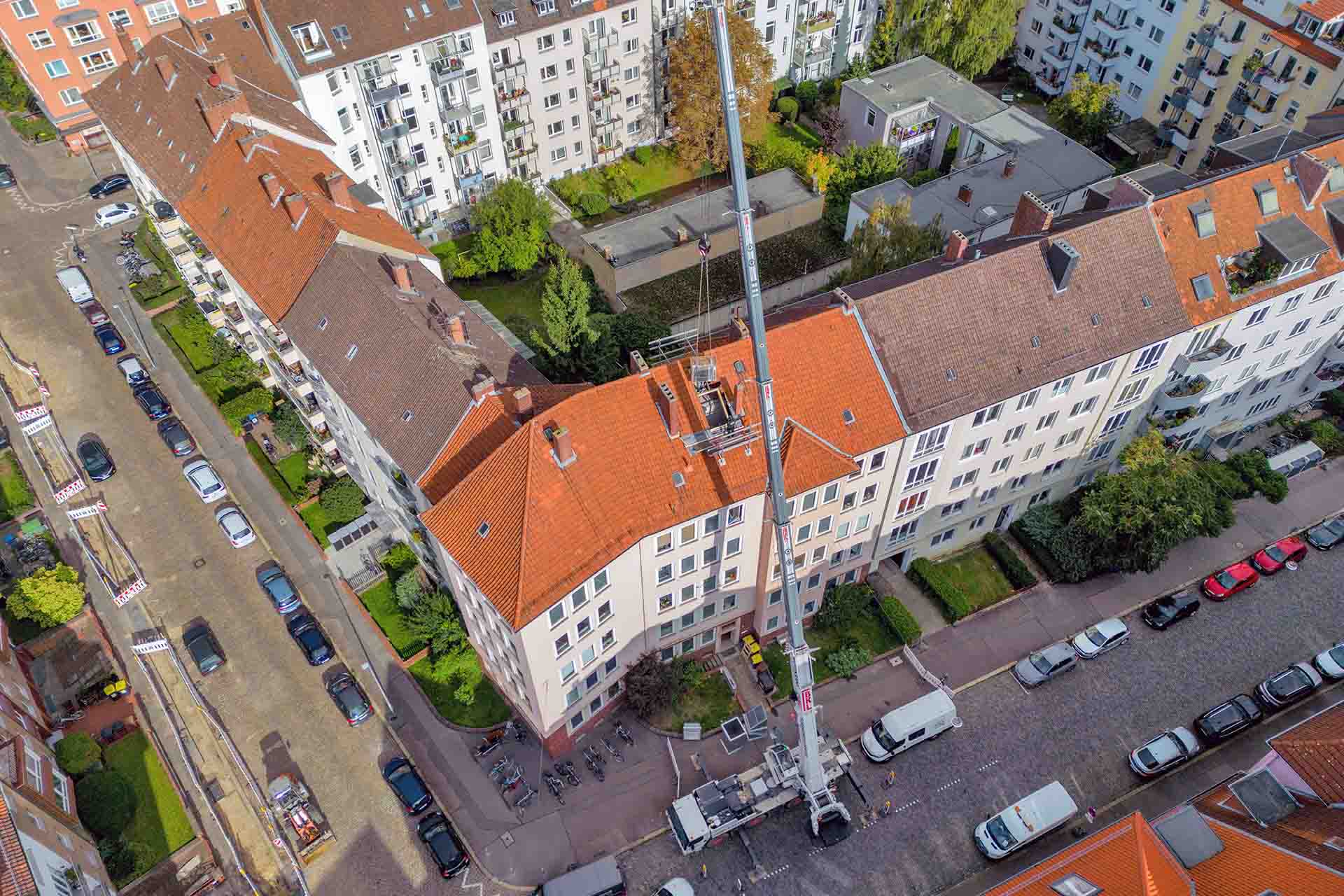 Luftaufnahme vom Autokran mit Luft/Wasser-Wärmepumpe