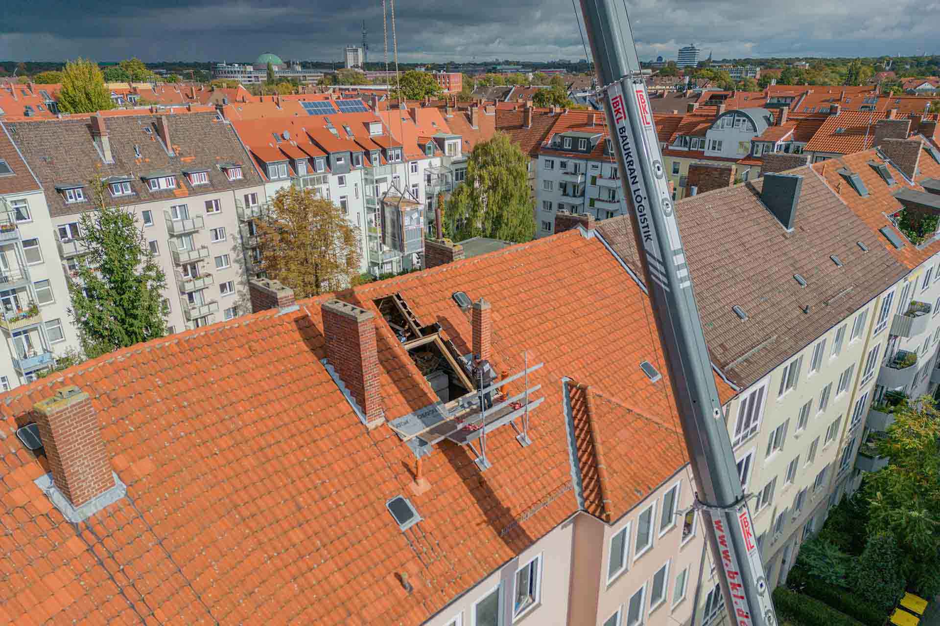 Offenes Dach zum Einbau der Wärmepumpe