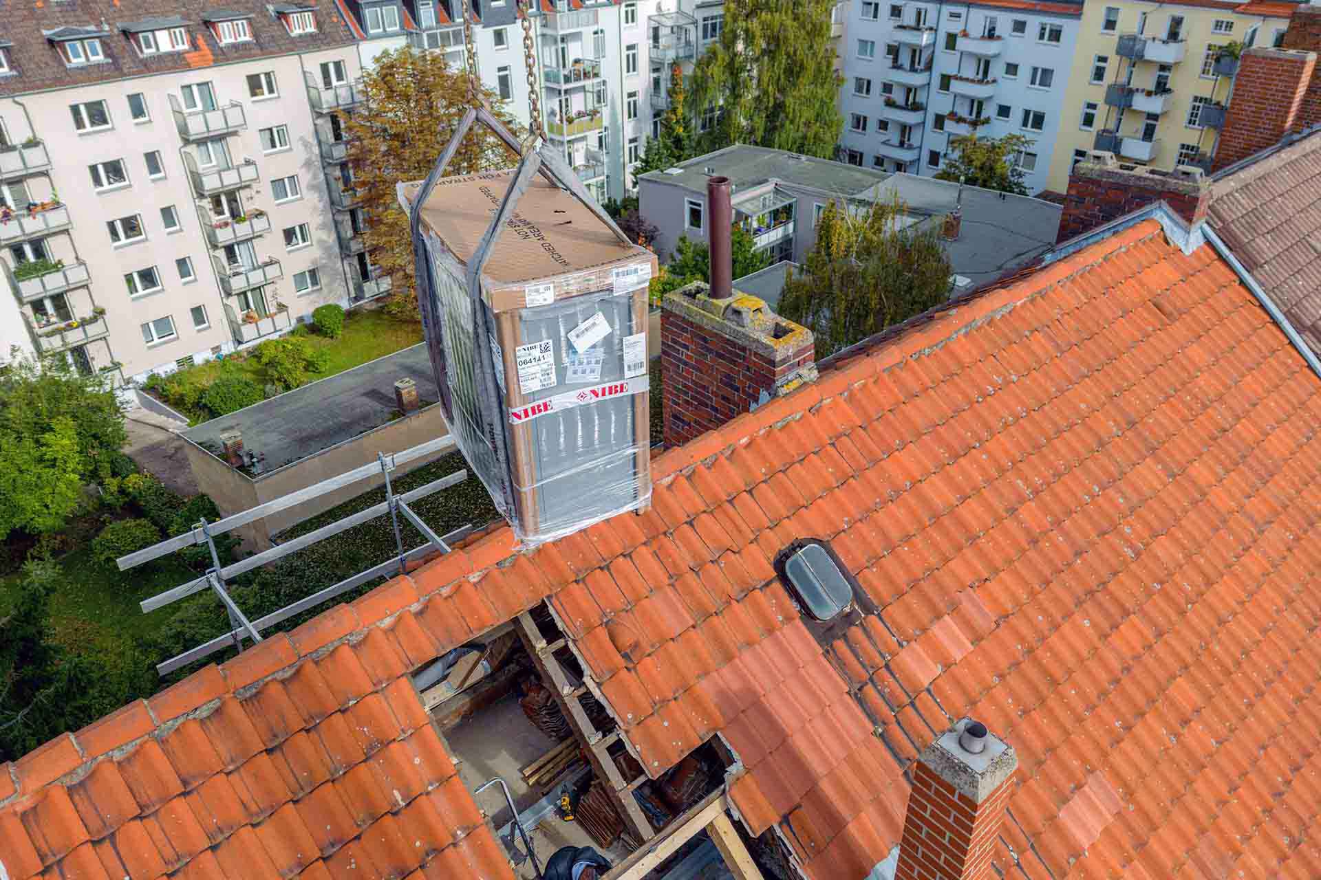 Wärmepumpe wird durchs Dach eingebracht