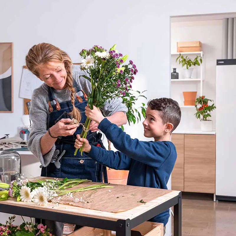 Mor og barn med blomster