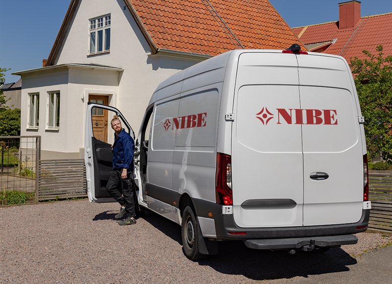 Installatör från Värmespecialisten AB som installerar värmepumpar i Kungsbacka