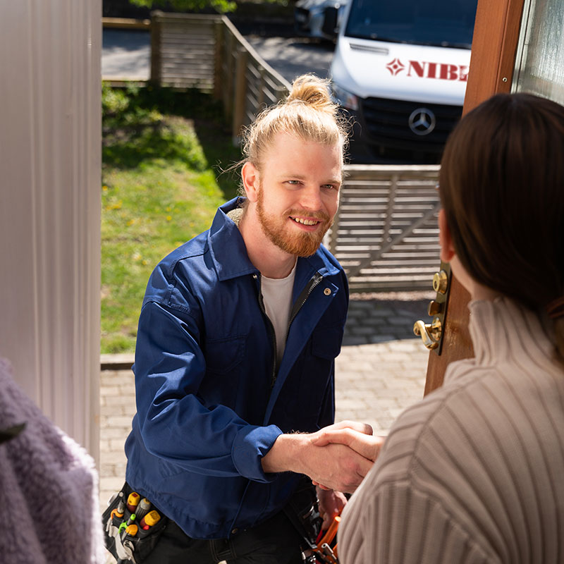 installatör hälsar på kund