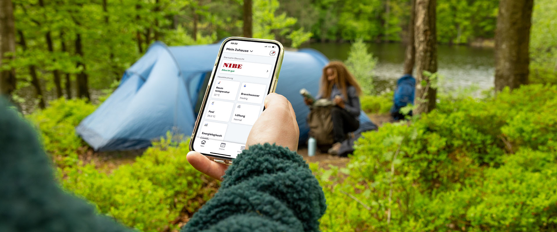 Paar überwacht die Wärmepumpe mit myUplink