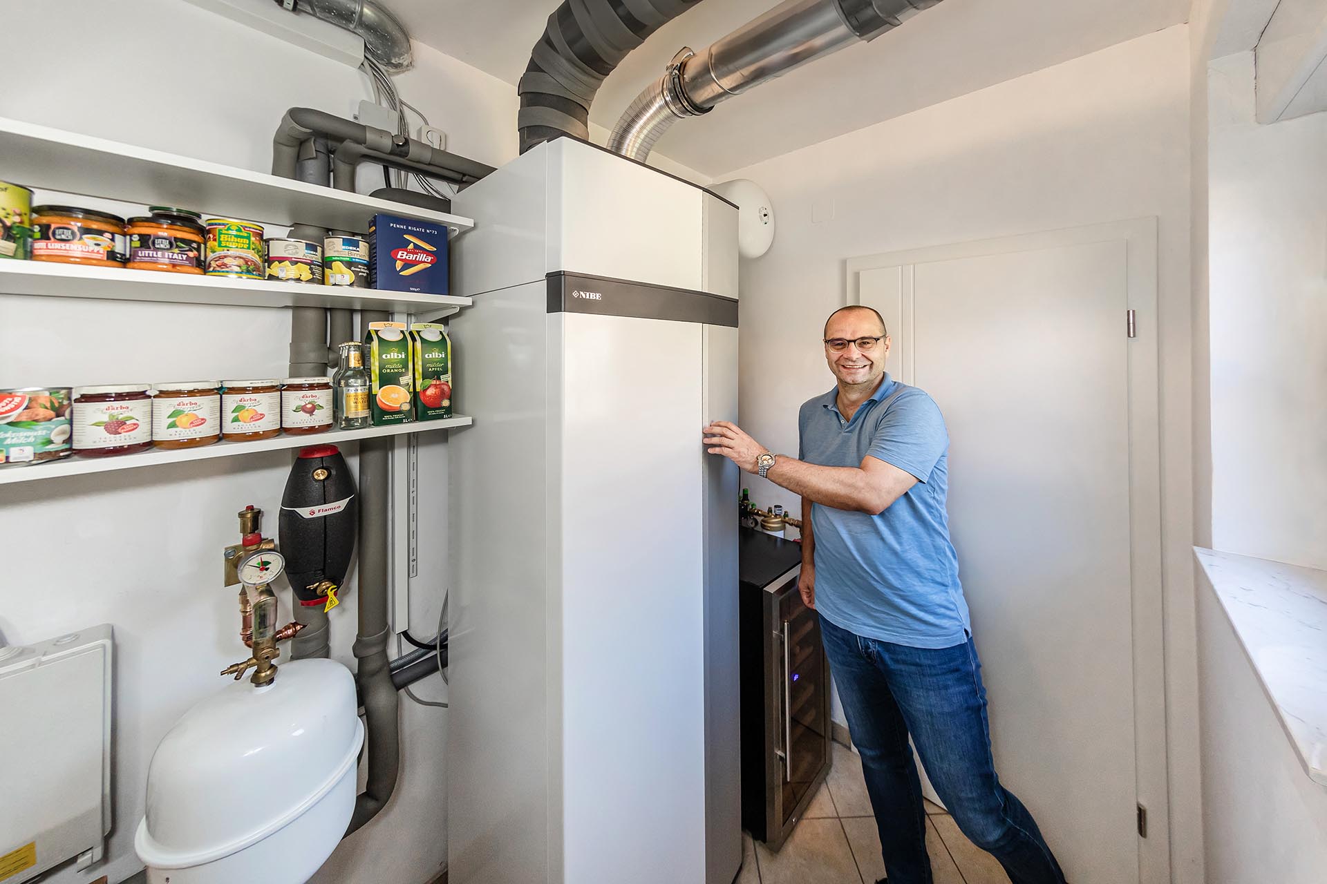 Herr Kasper vor der neuen NIBE Wärmepumpe
