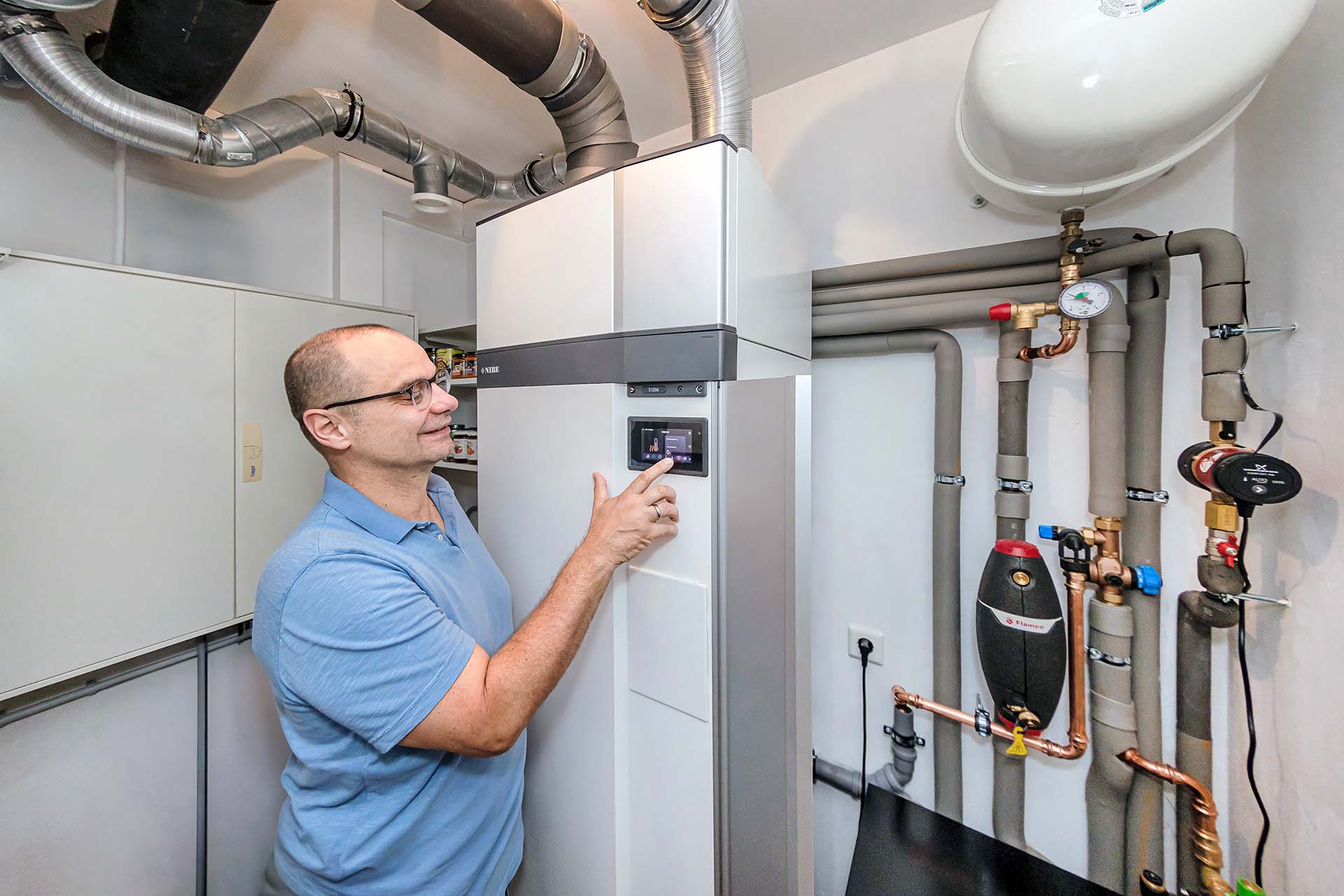 Herr Kasper am Touchdisplay der Wärmepumpe