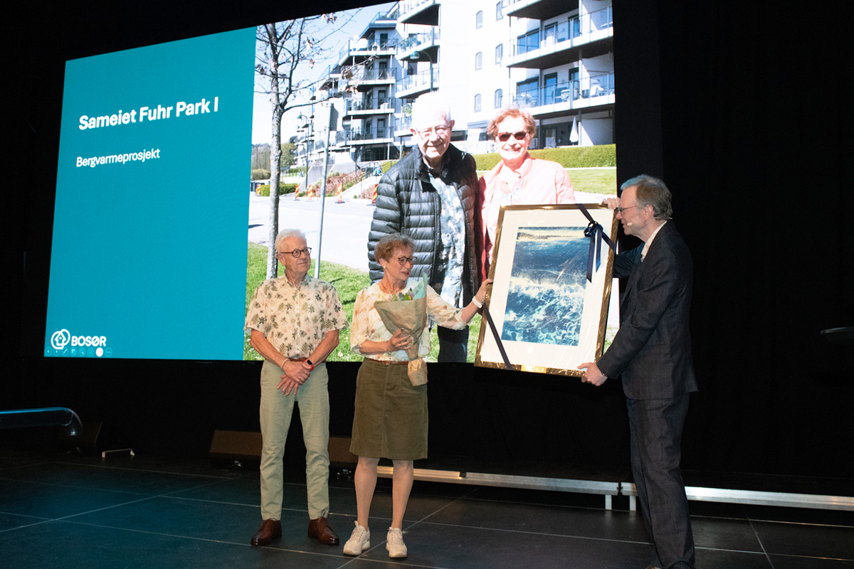 Styreleder og teknisk ansvarlig i sameiet Fuhr park 1 mottar Bosørs miljøpris. Foto: Anne S. T. Johnsen