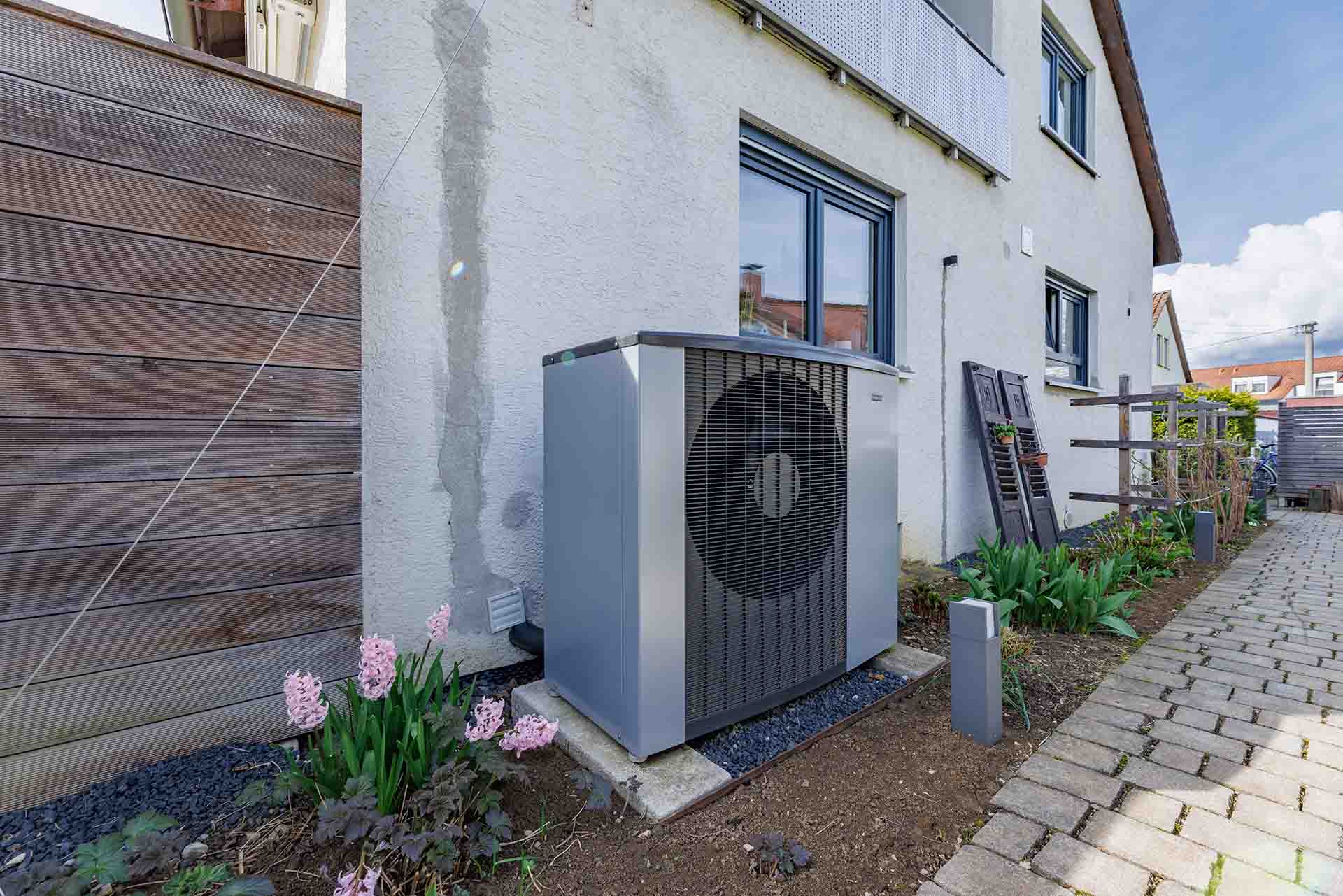 Wärmepumpen NIBE F2120 an der Hauswand