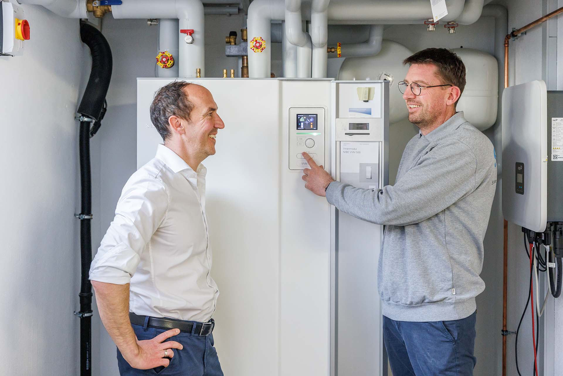 Eigentümer und NIBE Effizienzpartner vor der VVM 500