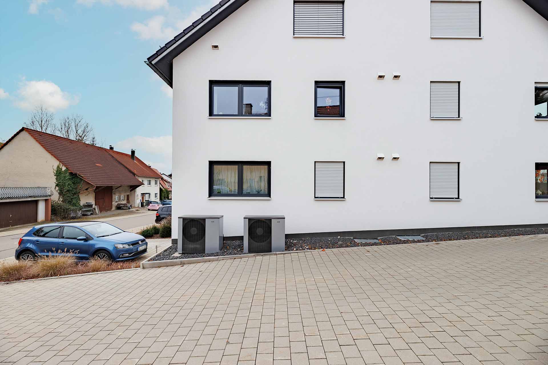Luft/Wasser-Wärmepumpen NIBE F2120-20 an der Hauswand