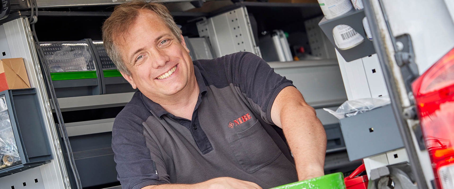 NIBE Servicetechniker mit Dienstauto