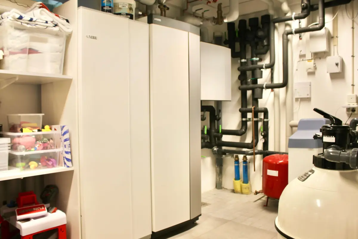 Bild på värmepumpsinstallation med kyla och PCM S42