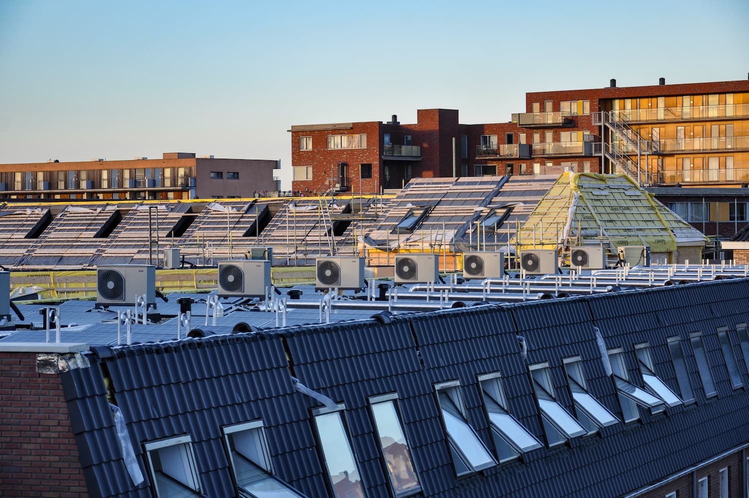 Så enkelt monteras solceller på taket