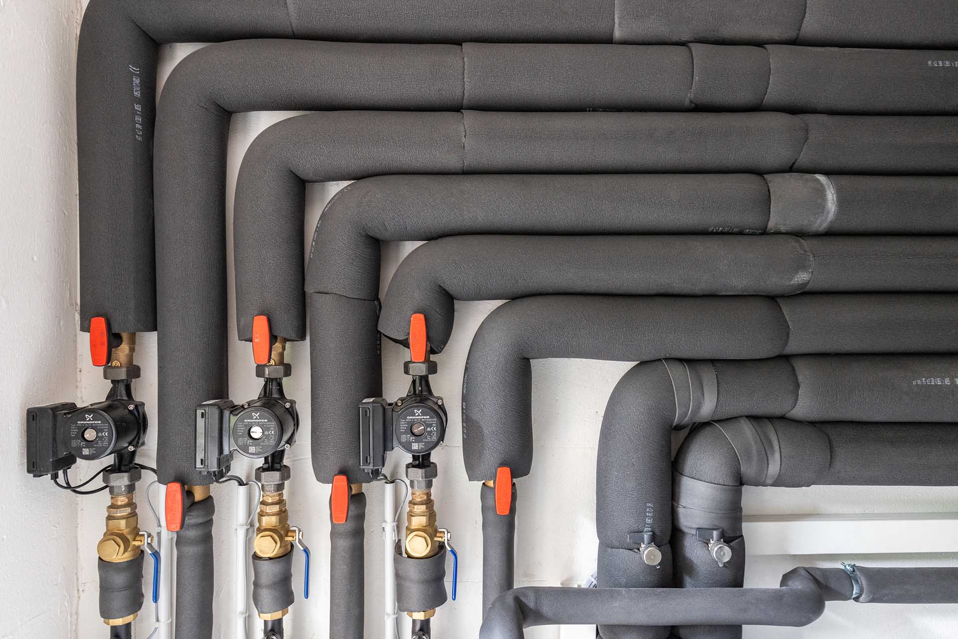 Leitungen im Technikraum