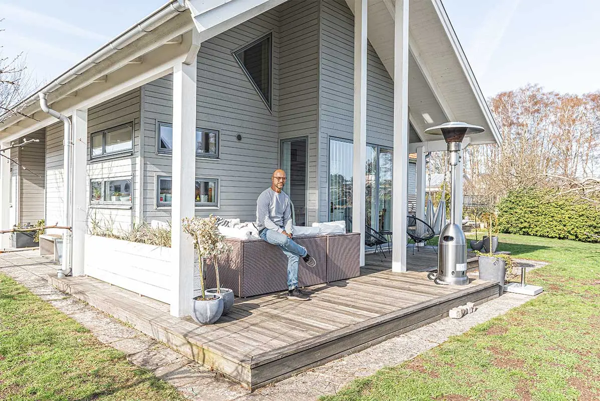 Man står framför hus