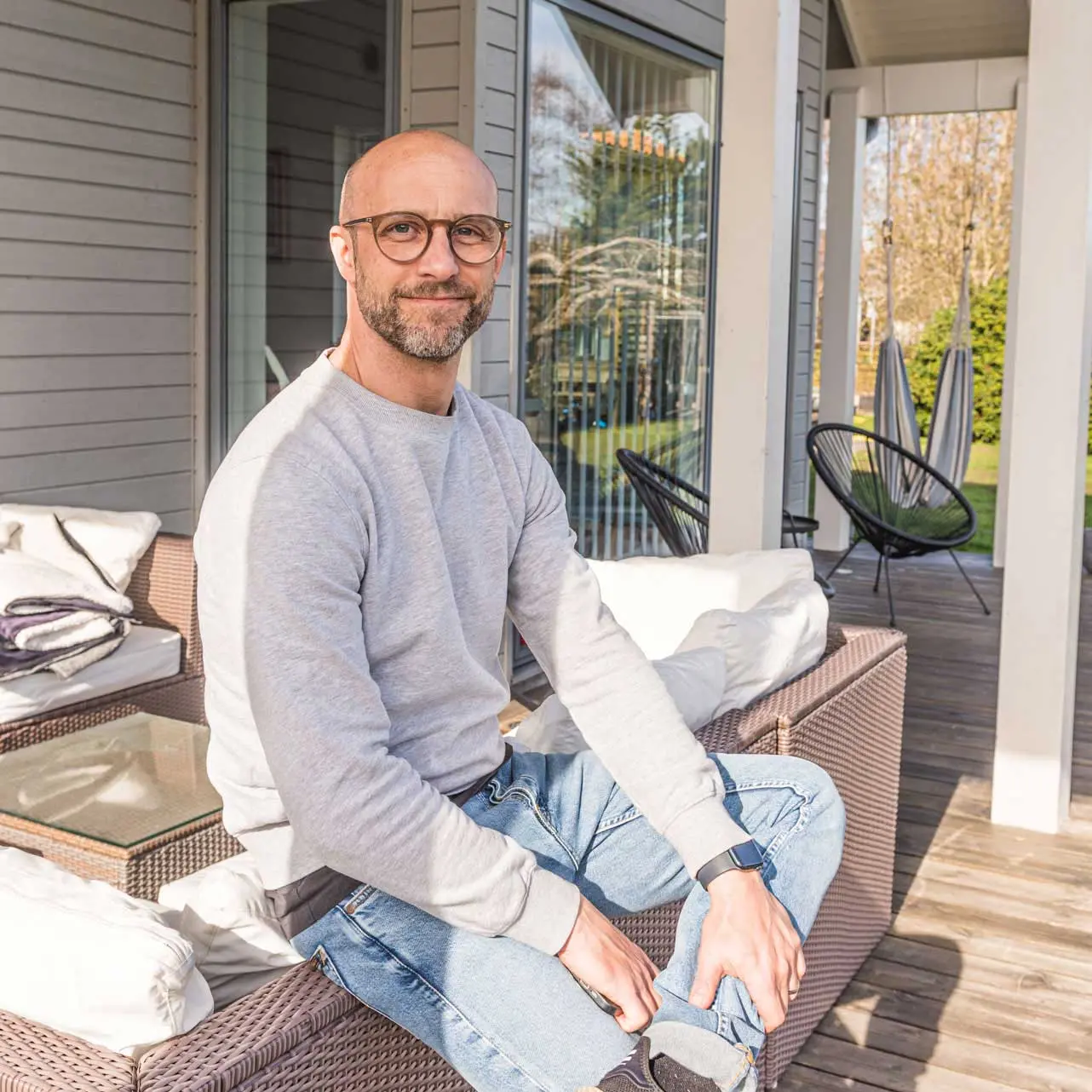 Man står framför hus