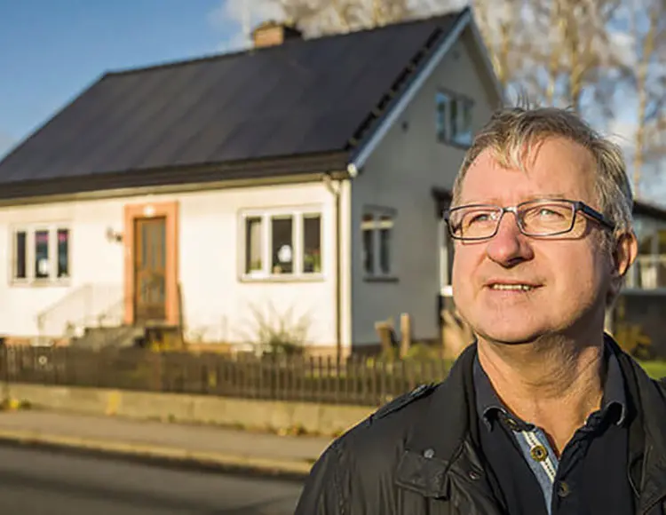 Så enkelt monteras solceller på taket