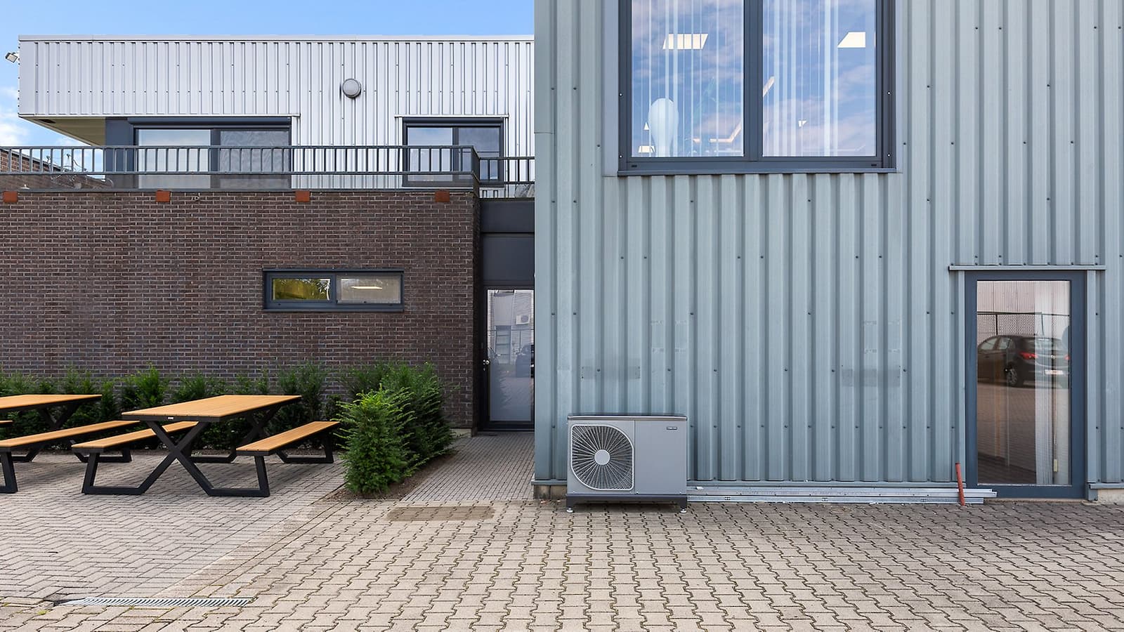 Så enkelt monteras solceller på taket