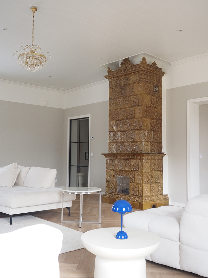 Kaakeliuuni olohuoneessa