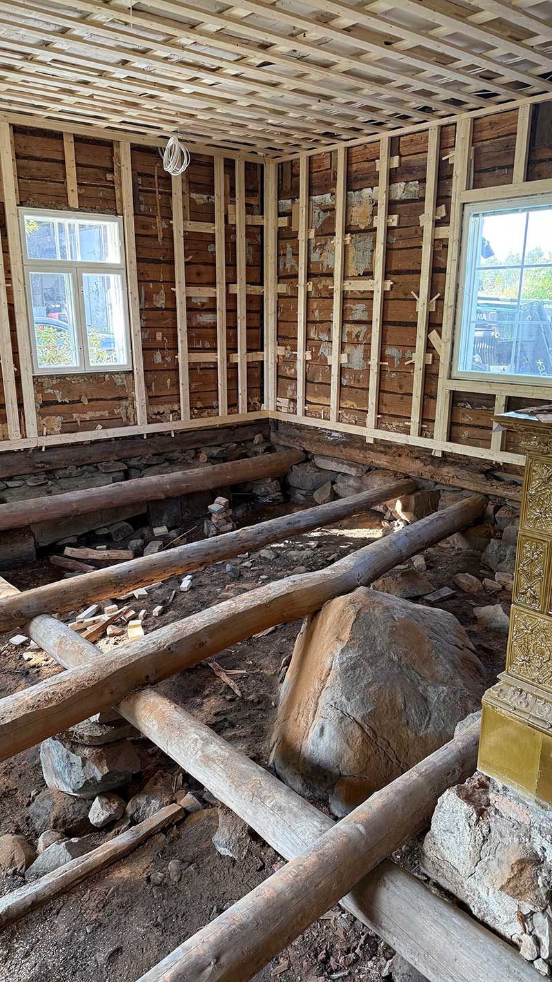 Lattiat revittiin auki remontissa.