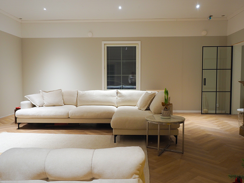 Maalämpötalon olohuone on avara ja valoisa