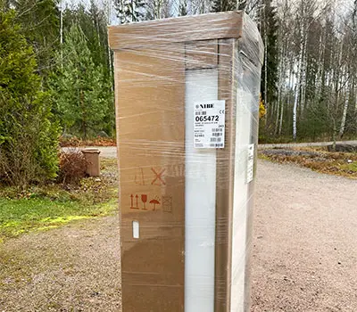 Uusi lämpöpumppu saapui tontille asennuspäivän aamuna.