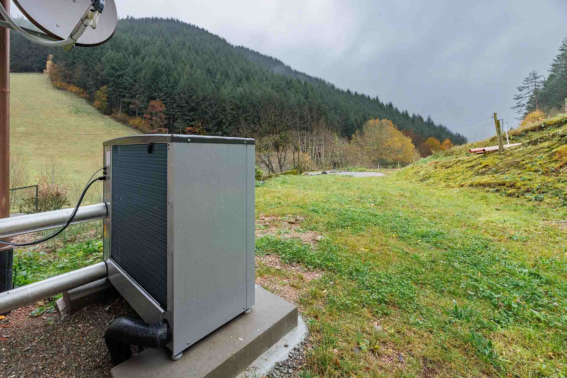 Luft/Wasser-Wärmepumpe NIBE F2120 Rückansicht