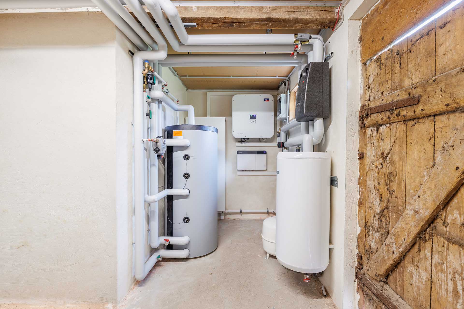 Technikraum mit Speicher und Steuerung